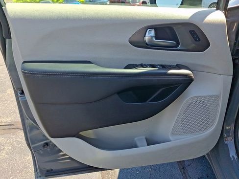 Used 2023 Chrysler Pacifica Touring-L FWD image 13