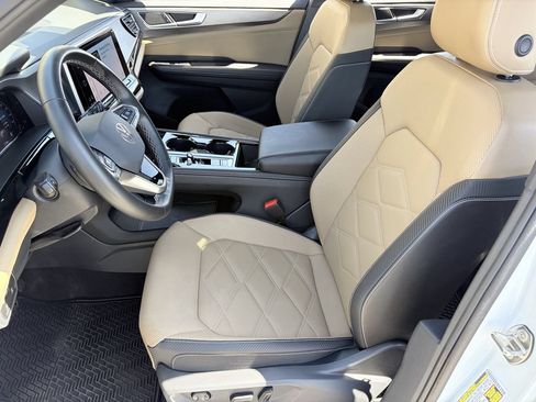 Used 2025 Volkswagen Atlas Cross Sport SE FWD image 19