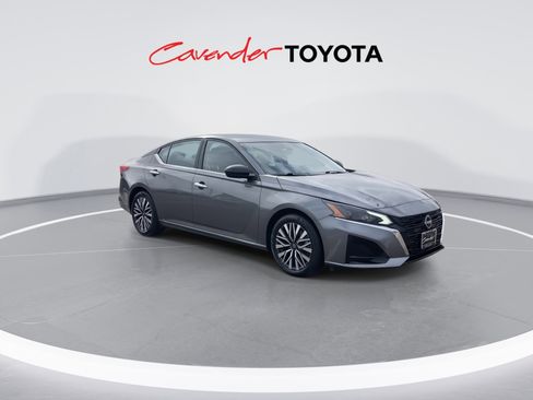 Used 2024 Nissan Altima 2.5 SV image 2