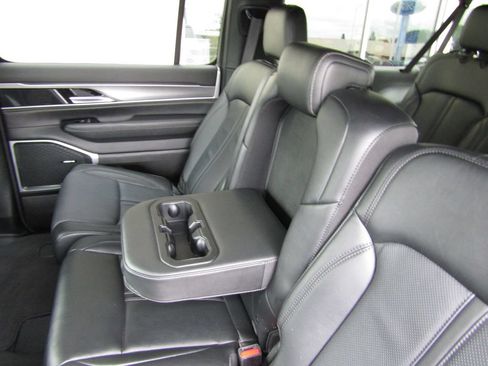 Used 2025 Jeep Wagoneer L Series II w/ 8-pass Seating Package AWD/4WD image 36
