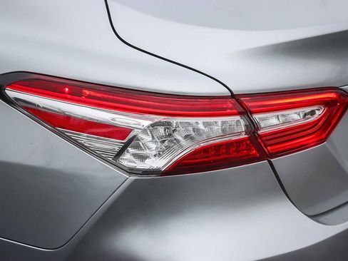 Used 2018 Toyota Camry XLE image 8