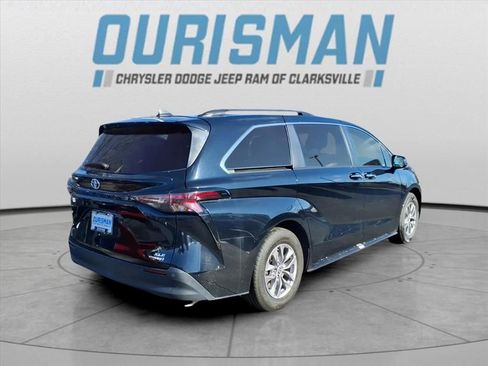 Used 2023 Toyota Sienna XLE image 3