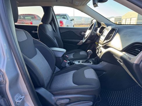 Used 2017 Jeep Cherokee Sport image 9