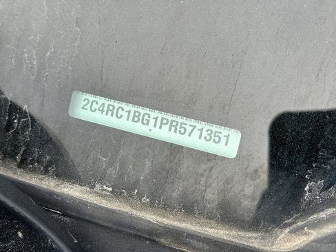 Used 2023 Chrysler Pacifica Touring-L FWD image 2