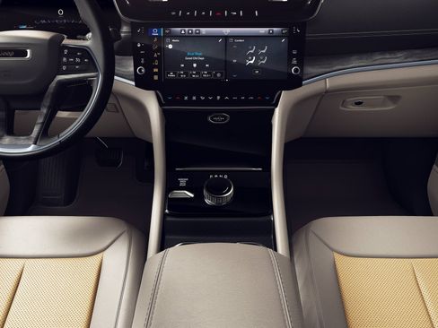 New 2026 Jeep Grand Cherokee Limited w/ Luxury Tech Group II AWD/4WD image 5
