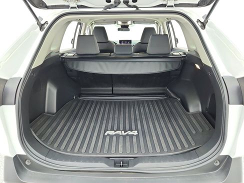 Used 2024 Toyota RAV4 XLE AWD/4WD image 31