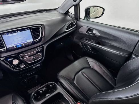 Used 2025 Chrysler Pacifica Select FWD image 26