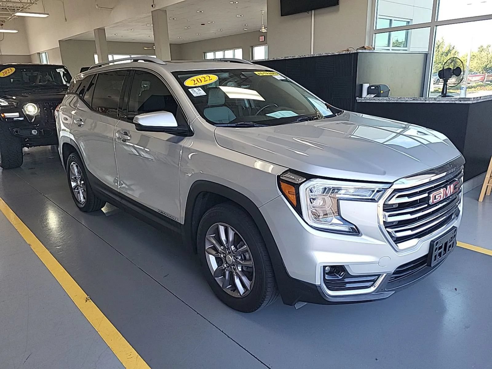 Used 2022 GMC Terrain SLT AWD/4WD image 2