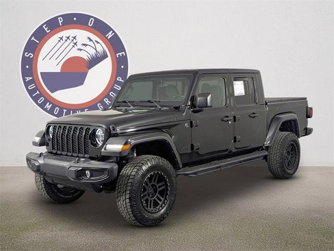 Used 2022 Jeep Gladiator Sport image 2
