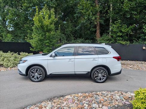 Used 2017 Mitsubishi Outlander SEL FWD image 2