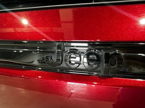 Used 2025 Jeep Grand Cherokee Altitude AWD/4WD image 34