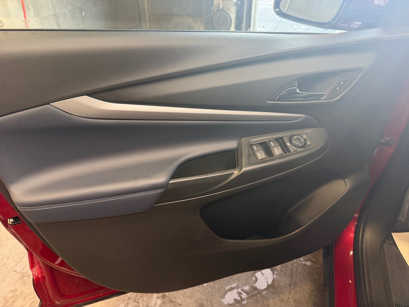 Used 2022 Chevrolet Bolt EUV LT w/ Convenience Package FWD image 13