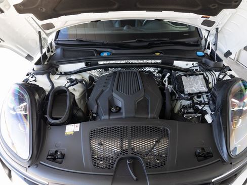 Certified 2023 Porsche Macan image 27