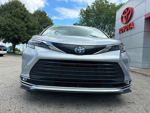 Used 2024 Toyota Sienna XLE FWD image 8