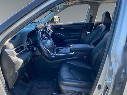 Used 2024 Toyota Highlander XLE FWD image 9