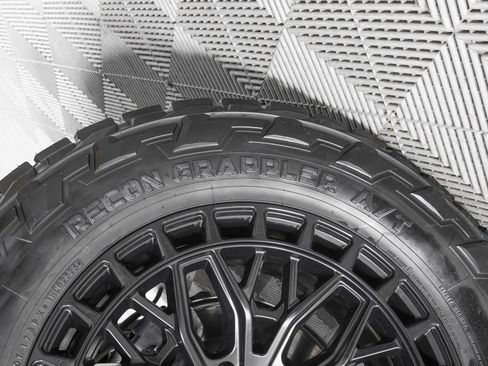 Used 2026 Chevrolet Suburban Z71 w/ Comfort Package image 38