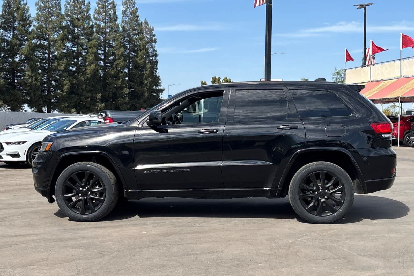 Used 2020 Jeep Grand Cherokee Altitude AWD/4WD image 9