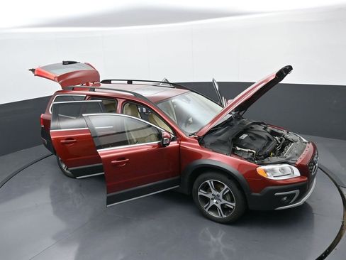 Used 2015 Volvo XC70 T6 w/ Proximity Package AWD/4WD image 37