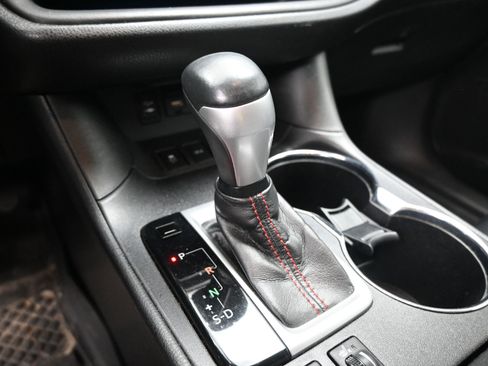 Used 2019 Toyota Highlander SE w/ Carpet Mat Package (TMS) image 15