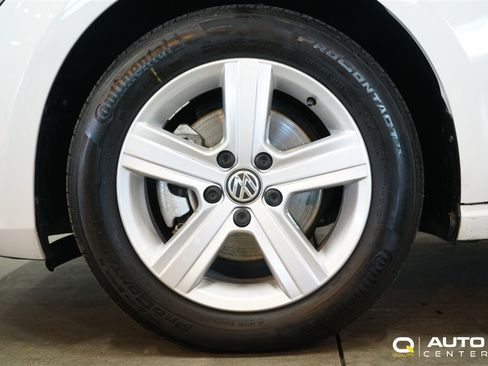 Used 2017 Volkswagen Golf SE image 10