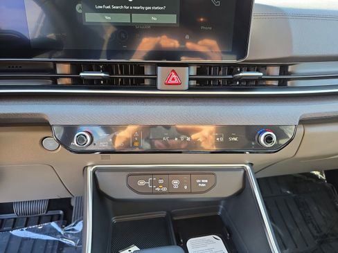 New 2026 Kia Carnival EX image 23