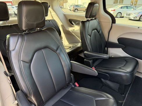 Used 2024 Chrysler Pacifica Touring-L image 21