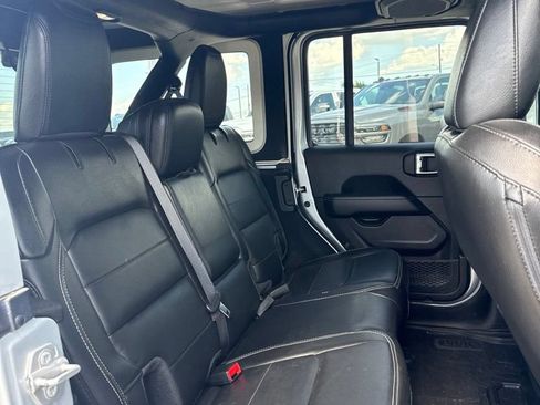 Used 2022 Jeep Wrangler Unlimited Sahara w/ Cold Weather Group AWD/4WD image 16