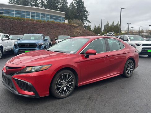 Certified 2021 Toyota Camry SE image 1
