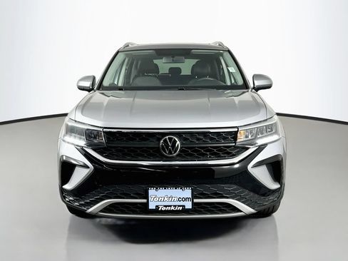 Used 2022 Volkswagen Taos SE w/ Panoramic Sunroof Package FWD image 3