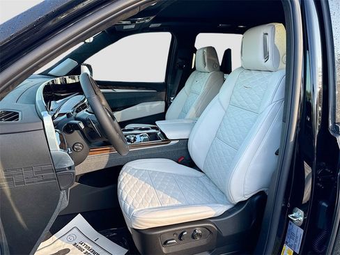 New 2026 Cadillac Escalade Platinum Sport w/ LPO, ONYX Package image 15