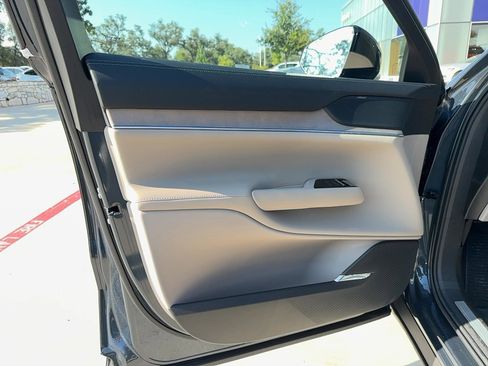 Used 2025 Volvo EX90 Plus w/ Protection Package Premier image 11