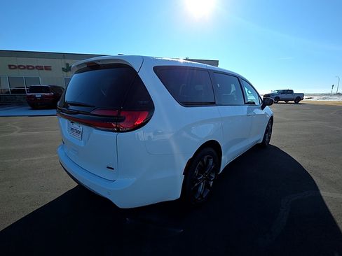 New 2026 Chrysler Pacifica Select image 6