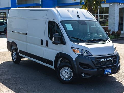 Used 2025 RAM ProMaster 2500 w/ Convenience Group FWD image 2