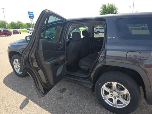 Used 2018 GMC Acadia SLE AWD/4WD image 29