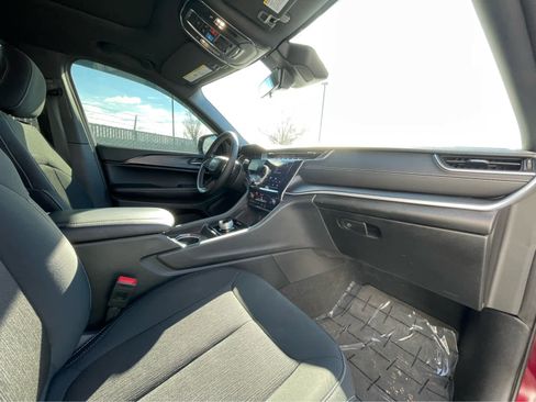 Used 2025 Jeep Grand Cherokee Laredo X w/ Luxury Tech Group I image 29