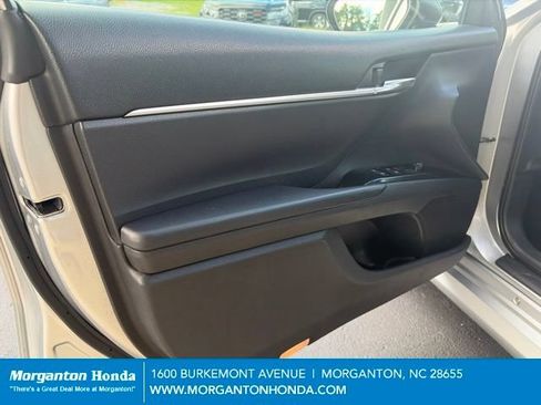 Used 2018 Toyota Camry LE FWD image 12