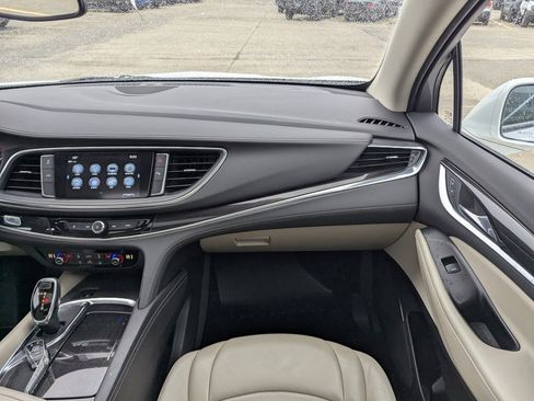 Used 2018 Buick Enclave Essence image 4