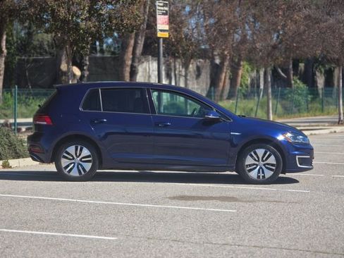 Used 2017 Volkswagen e-Golf SEL Premium image 4