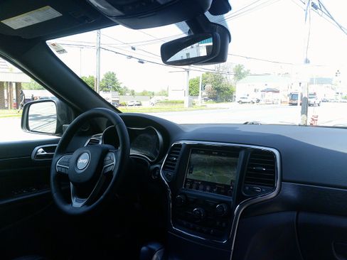 Used 2018 Jeep Grand Cherokee Altitude AWD/4WD image 25
