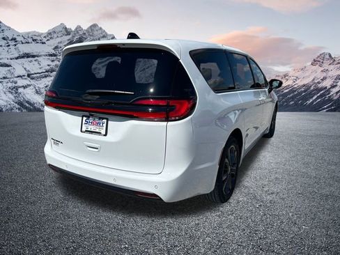 New 2026 Chrysler Pacifica Select image 5