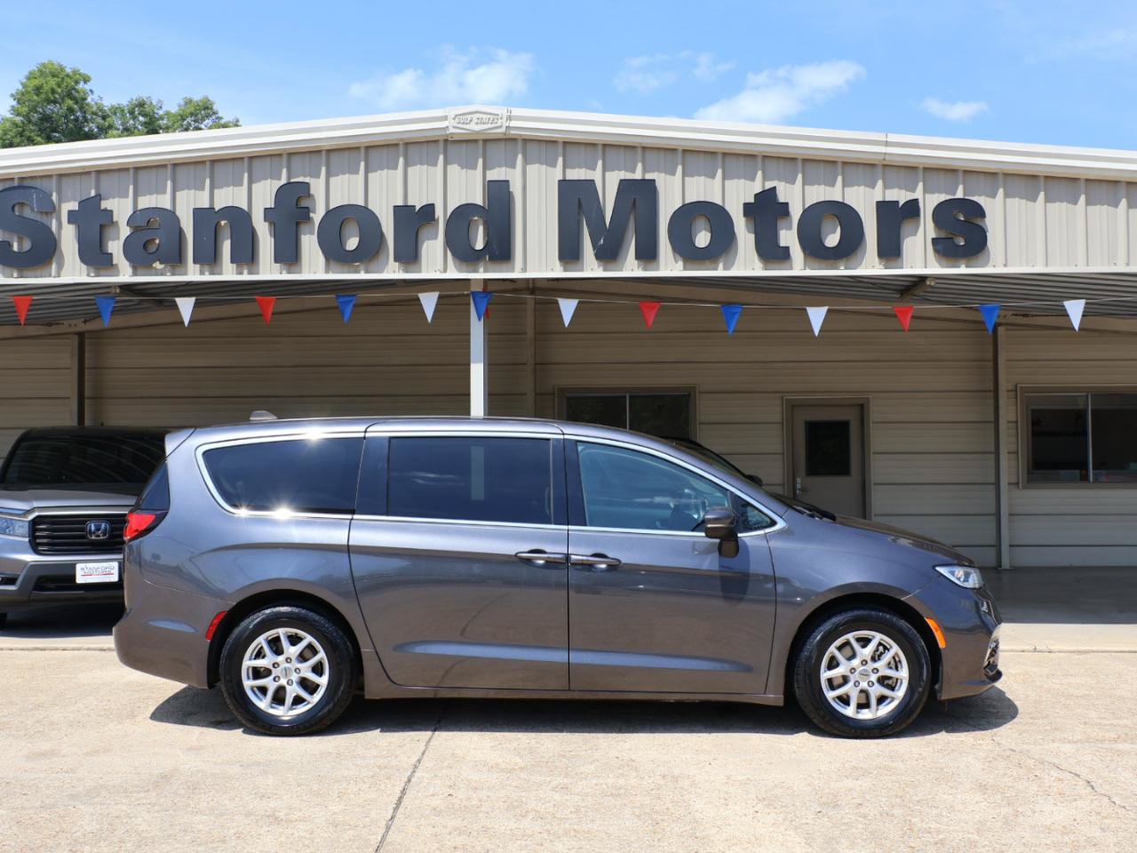 Used 2025 Chrysler Pacifica Select FWD image 1
