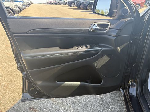 Used 2019 Jeep Grand Cherokee Laredo AWD/4WD image 28