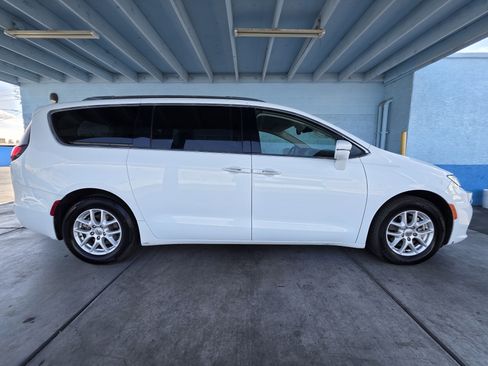 Used 2021 Chrysler Pacifica Touring-L FWD image 2
