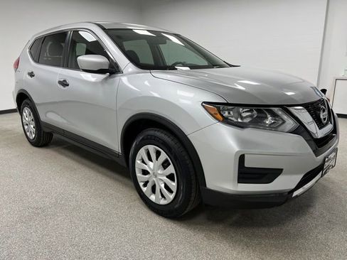 Used 2017 Nissan Rogue S image 2