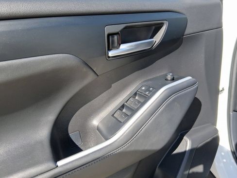 Used 2025 Toyota Highlander XLE AWD/4WD image 8
