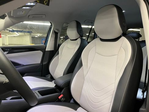 New 2025 Volkswagen Tiguan SE image 20