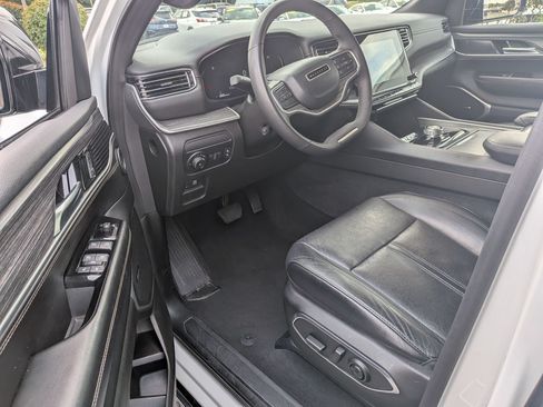 Used 2024 Jeep Wagoneer L Series II RWD image 11