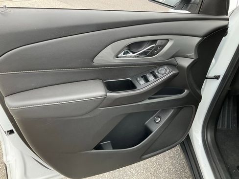 Used 2023 Chevrolet Traverse LT image 7