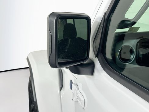 Used 2025 Jeep Wrangler Sahara image 16