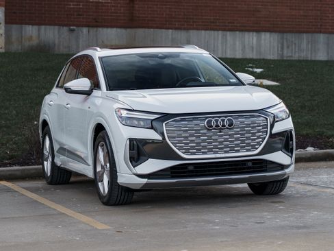 Used 2024 Audi Q4 e-tron Premium image 2